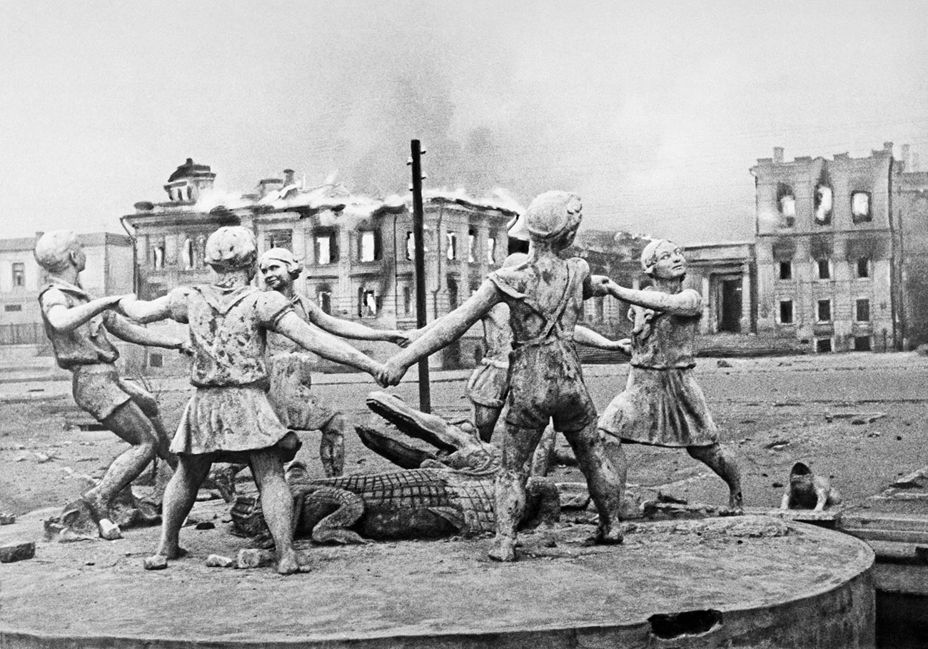 Der Barmalej-Springbrunnen auf dem Bahnhofsplatz in Stalingrad, der durch die Angriffe der deutschen Luftwaffe zerstört wurde.