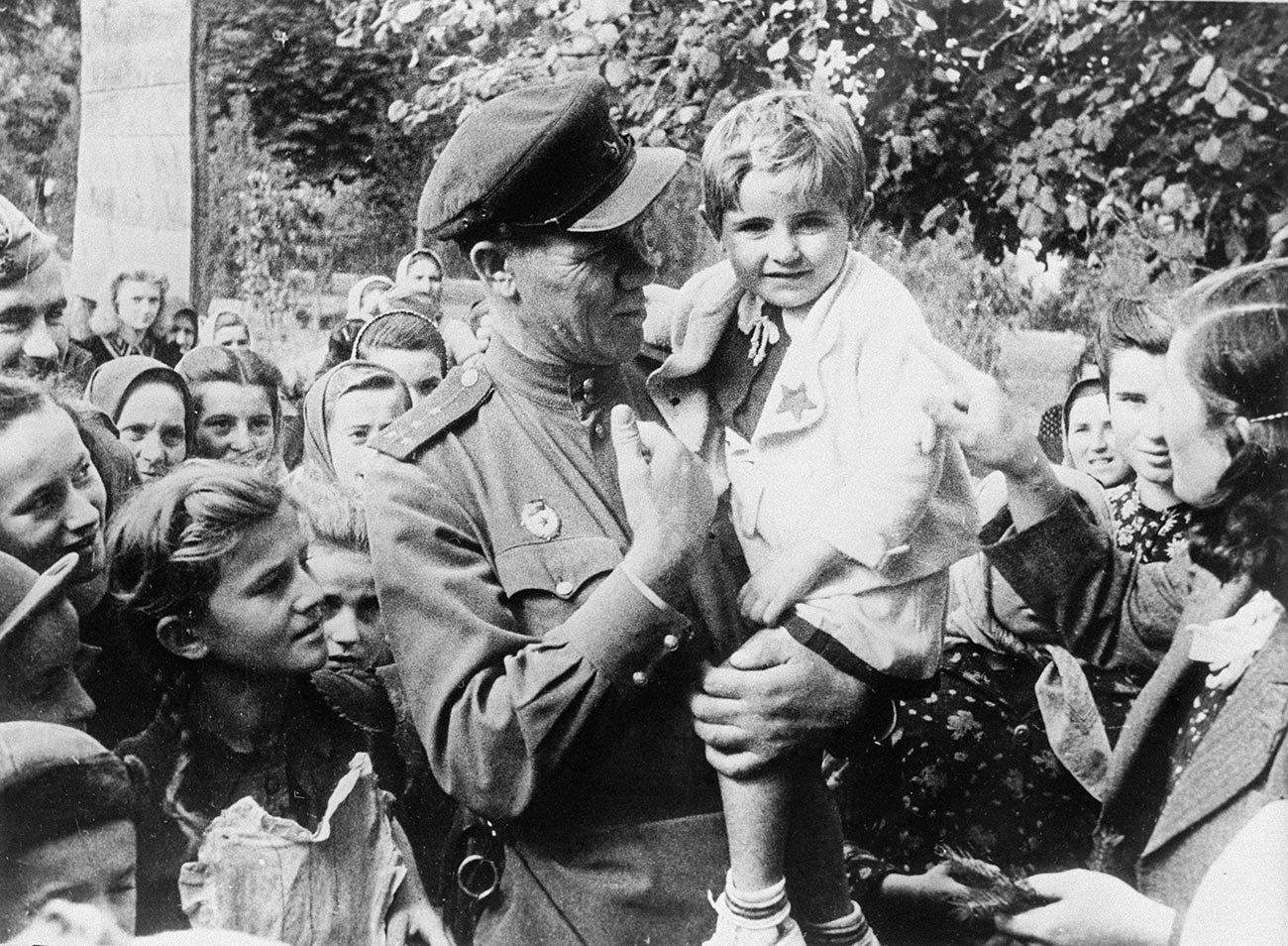 Kapitän der Roten Armee Sergei Iwanow mit einem Kind im befreiten jugoslawischen Dorf Omoljica im Oktober 1944.