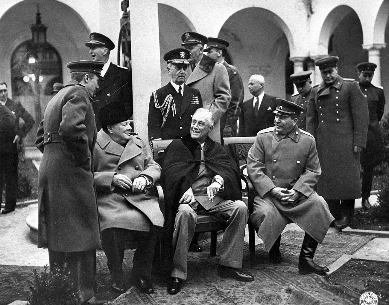 Die Jalta-Konferenz der drei Alliierten vom 4. bis 11. Februar 1945. Im Zentrum (von links nach rechts): der britische Premier Winston Churchill, US-Präsident Franklin D. Roosevelt und Marschall der Sowjetunion Josef Stalin.