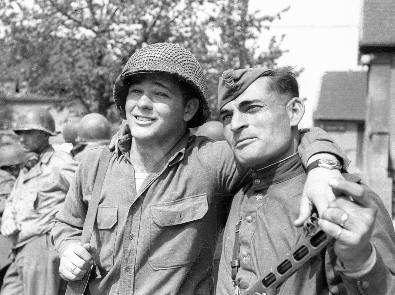 US-Soldat Byron Shiver und der Soldat der Roten Armee Iwan Numladse während des Zusammentreffens der amerikanischen und sowjetischen Truppen an der Elbe bei Torgau (Sachsen) am 25. April 1945.