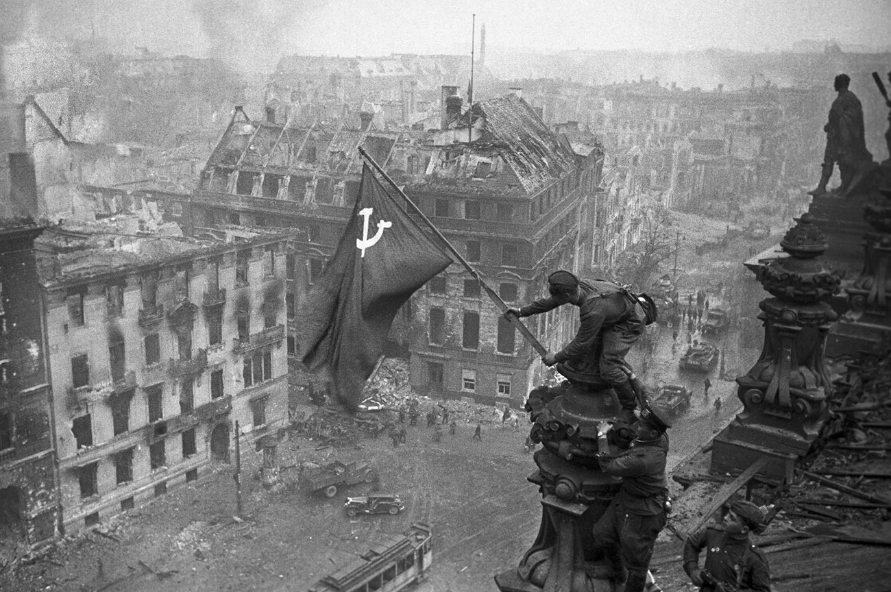 Die sowjetische Siegesfahne weht über dem Reichstag in Berlin am 1. Mai 1945.