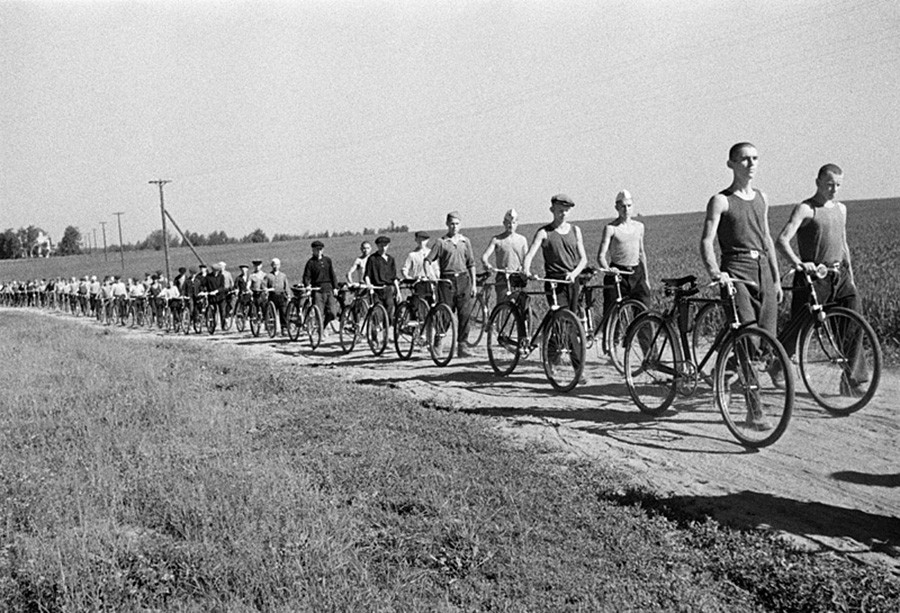 Die Volkswehr in der Nähe von Moskau: Eine Gruppe von Militärradfahrern, 1941