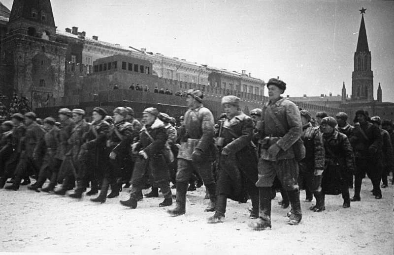 Militärparade auf dem Roten Platz am 7. November 1941 anlässlich der Oktoberrevolution