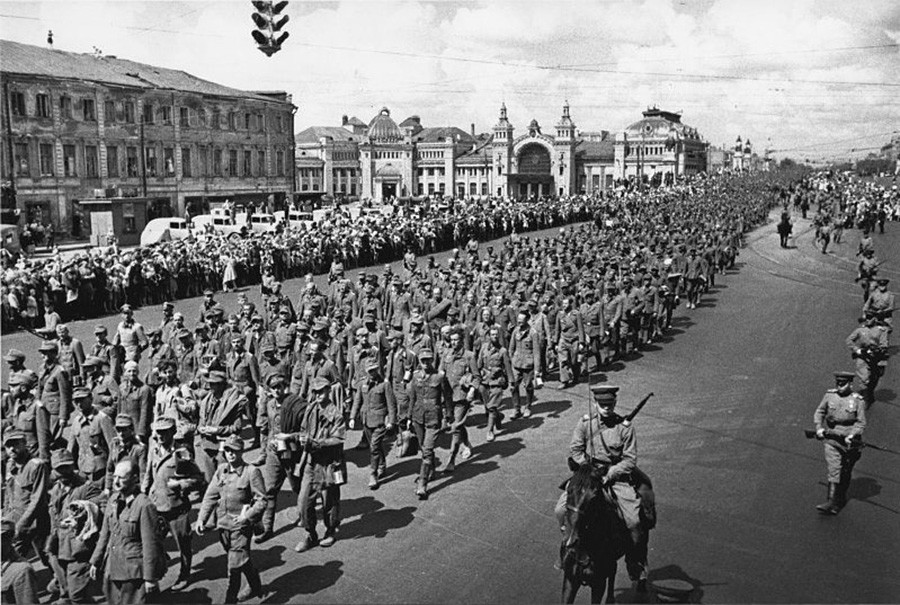 Kolonne deutscher Kriegsgefangener am Weißrussischen Bahnhof, 1944