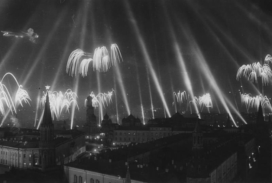 Feuerwerk über Moskau anlässlich des Sieges am 9. Mai 1945
