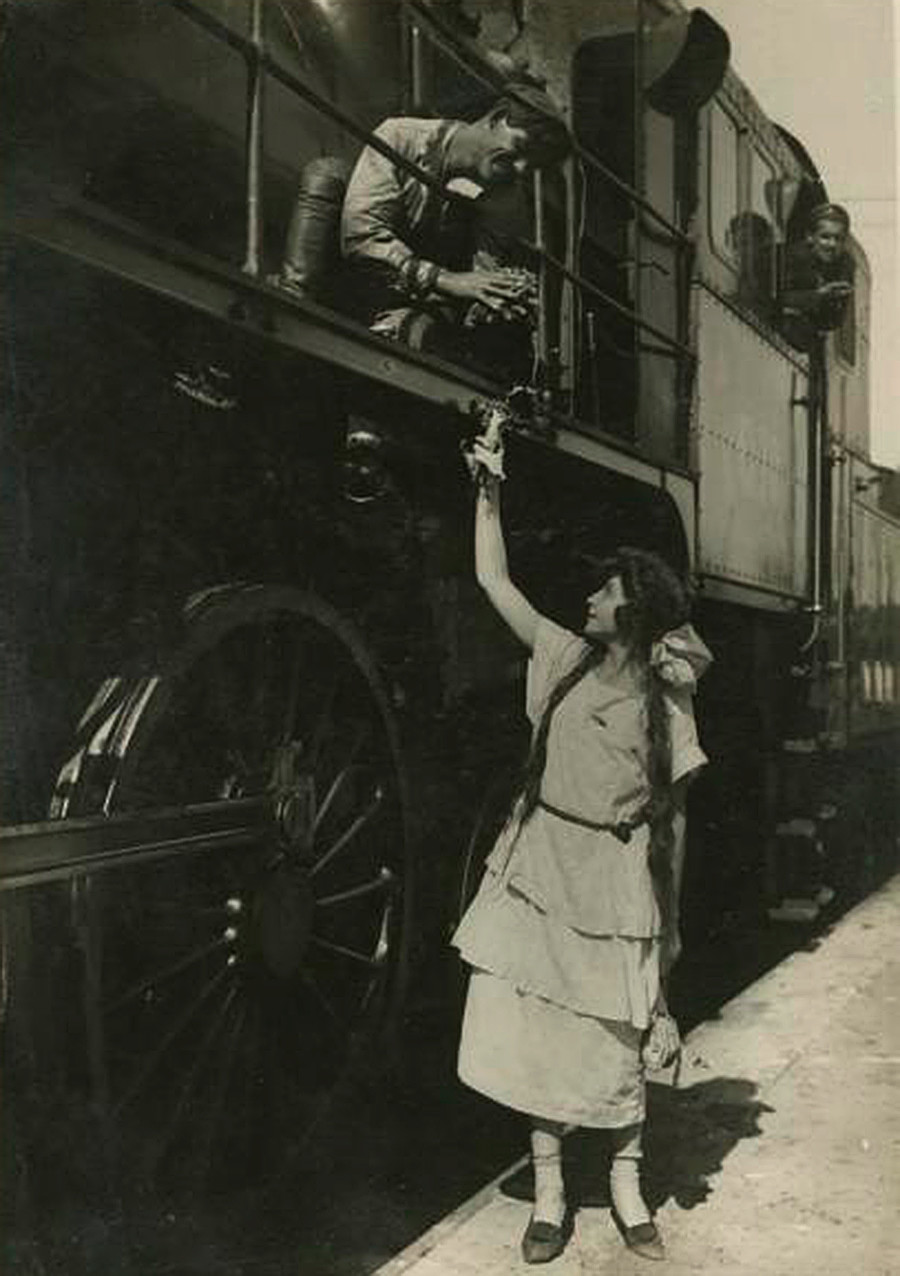 機関車運転士と女性