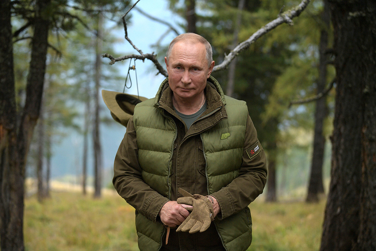 Vladimir Putin caçando na taiga.