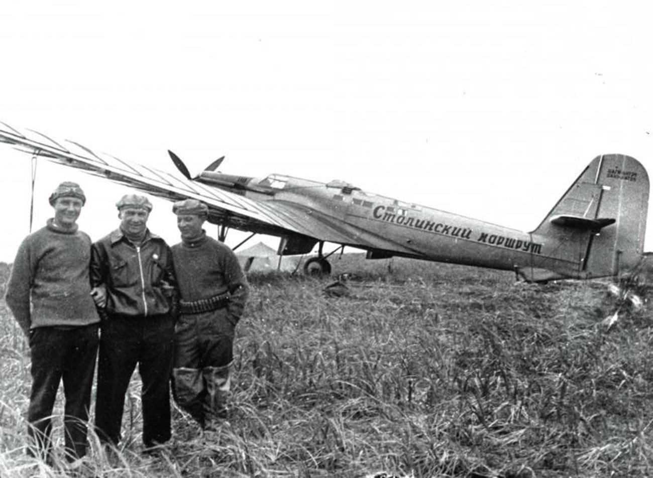 L'équipe de pilotes soviétiques qui a été la première à relier l’Europe et le Nouveau Monde via le Pôle Nord : Valeri Tchkalov, Gueorgui Baïdoukov et Alexandre Beliakov.