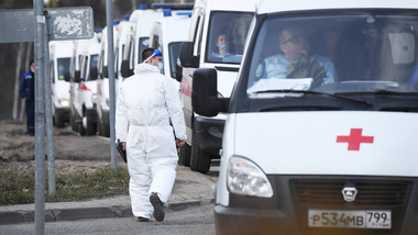 Staus aus Krankenwagen mit COVID-19-Patienten in Moskau. Ist es so schlimm?