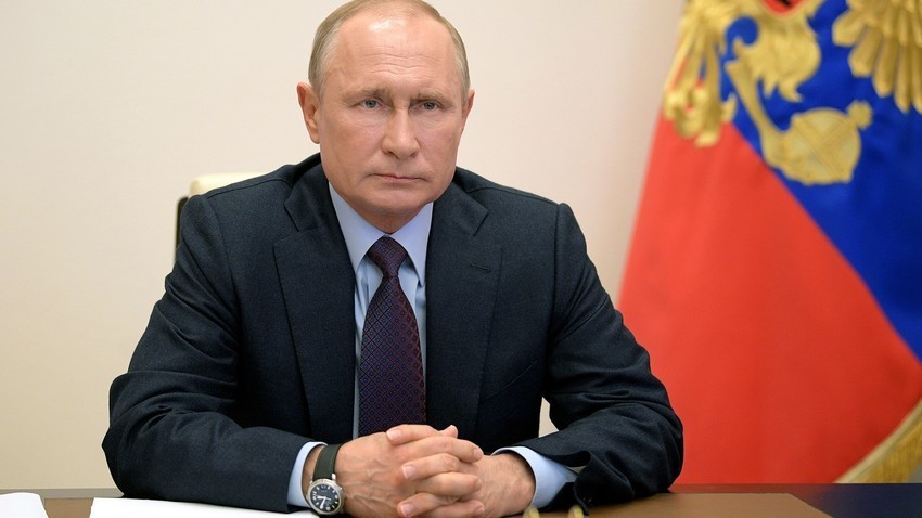 Ruski predsednik Vladimir Putin vodi sestanek o družbenih in gospodarskih zadevah preko videokonference s svoje rezidence Novo Ogarjovo blizu Moskve. 6. maja, 2020.