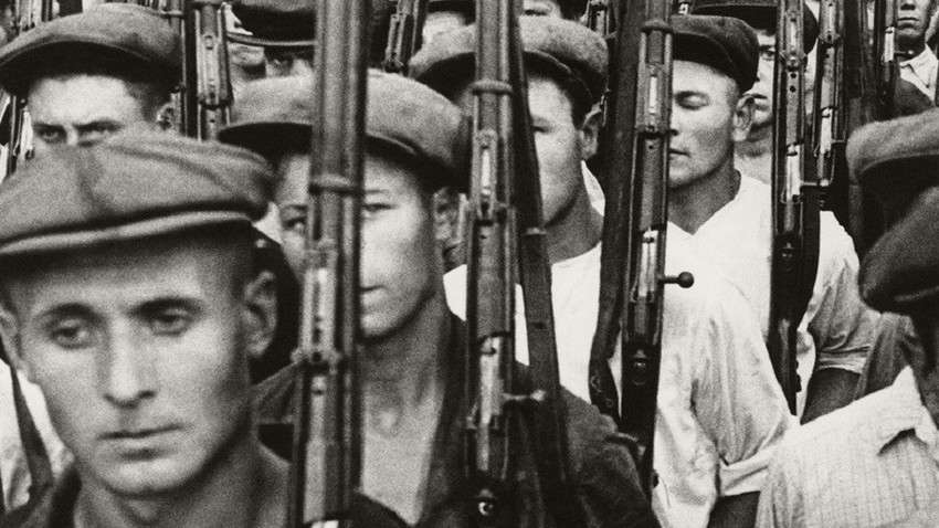 Радници московских фабрика са пушкама, 1941.