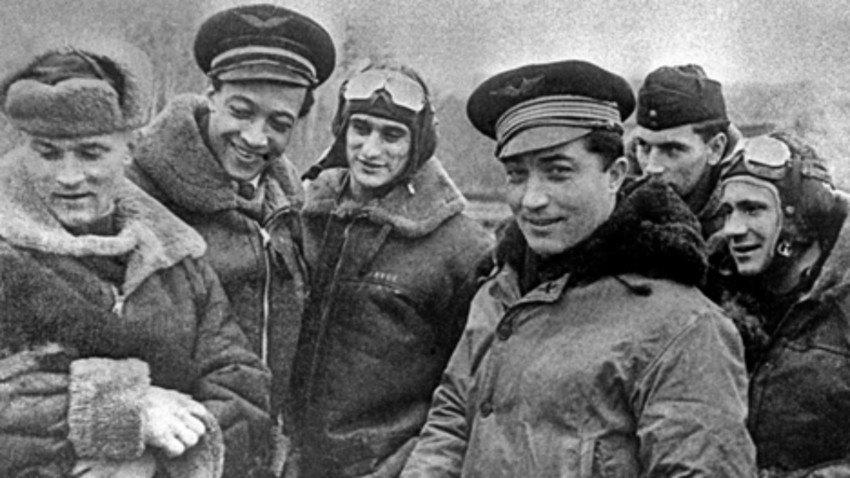  De gauche à droite : Roger Sauvage, Jacques André, Louis Delfino, Georges Lemare et Marcel Perrin en compagnie de pilotes russes, en janvier 1945.
