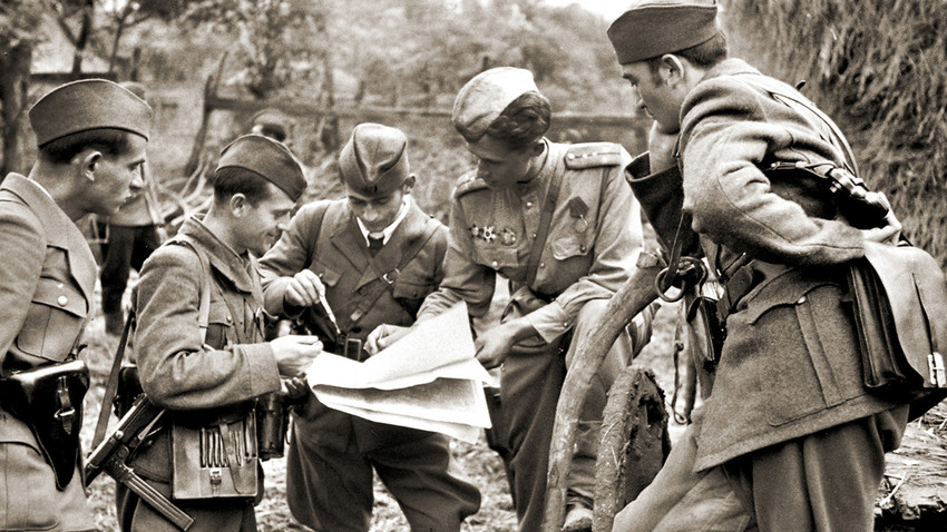 Simbolična slika:
Štab brigade jugoslovanskih partizanov in oficir Sovjetske armade sprejemajo odločitev pred bojem, oktober 1944