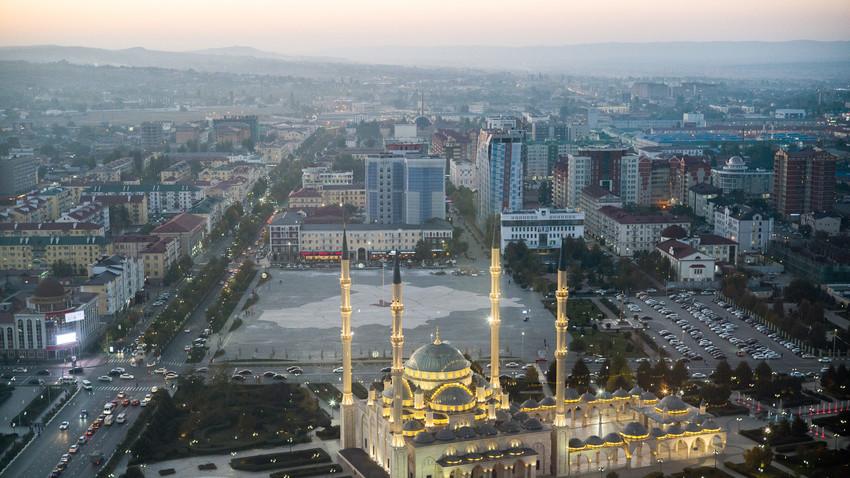 Pemandangan Masjid Akhmat-Kadyrov di pusat kota Grosny, ibu kota Republik Chechnya, Rusia. 
