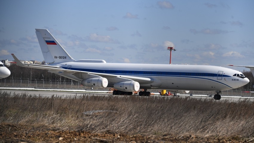 Ил-96-400 на територији међународног аеродрома Внуково, Москва.