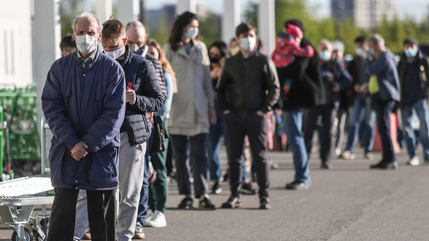 Čakalna vrsta v Sankt Peterburgu ob ponovnem odprtju trgovine Leroy Merlin, 23. 5. 2020