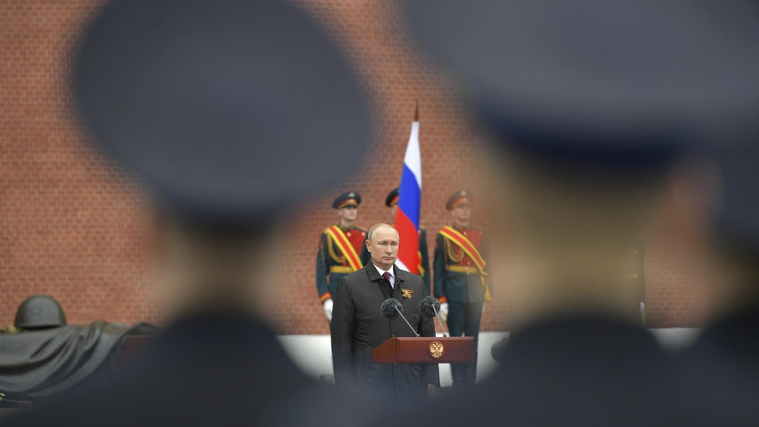 Presiden Rusia Vladimir Putin menyampaikan pidato peringatan 75 tahun kemenangan Tentara Merah atas Nazi Jerman dalam Perang Dunia II di Makam Prajurit Tanpa Nama di sepanjang tembok Kremlin, Moskow, 9 Mei 2020.