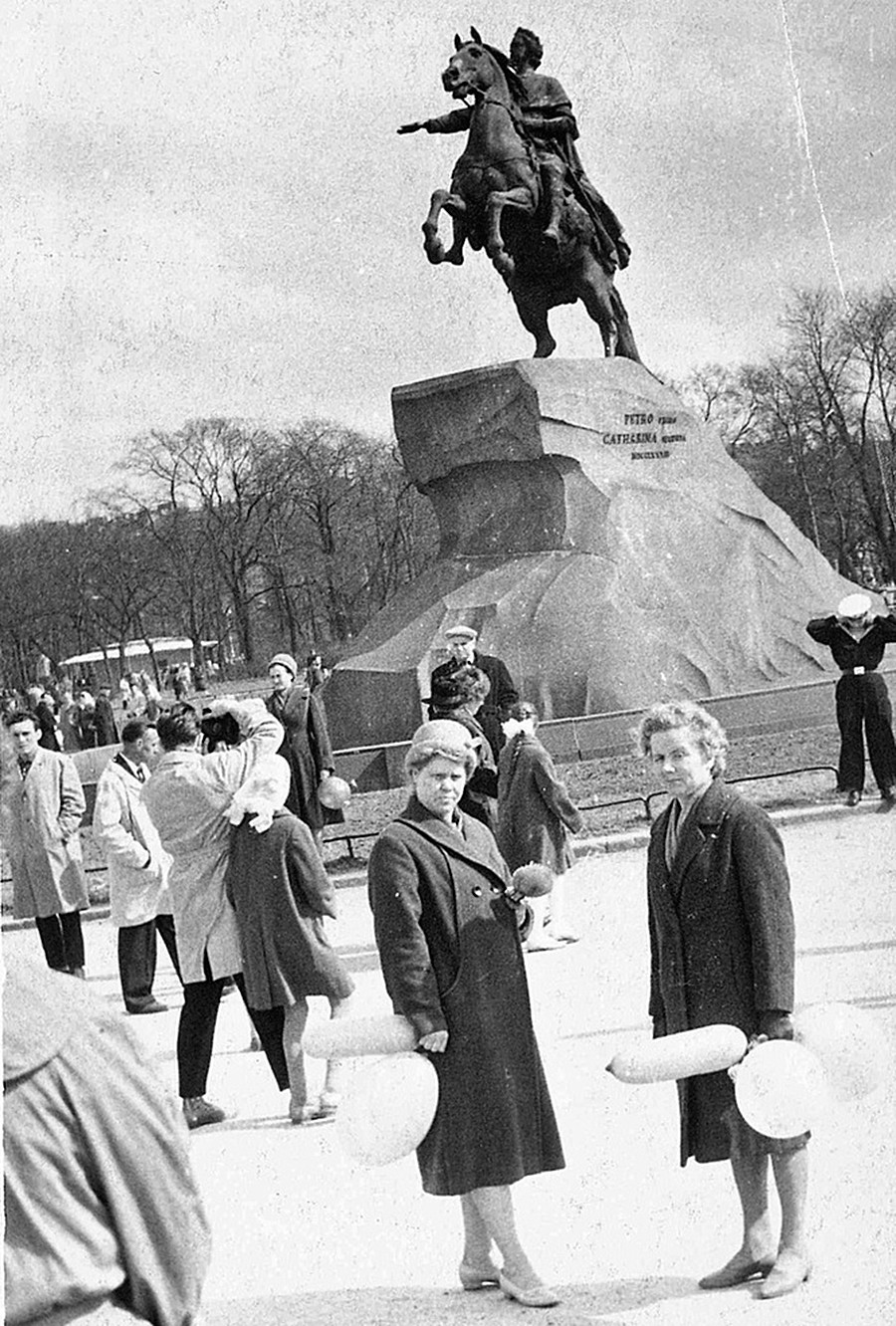 Près de la statue du Cavalier de Bronze, à Leningrad (actuelle Saint-Pétersbourg)