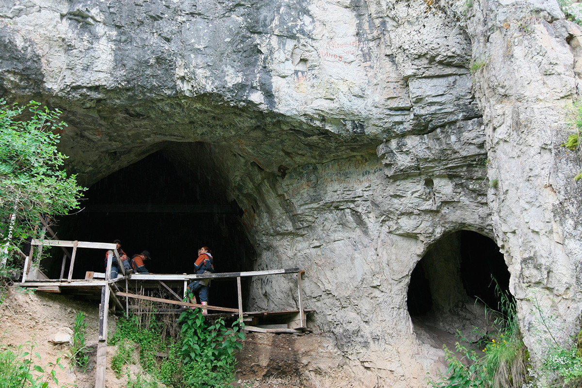 Entrada a la cueva de Denísova
