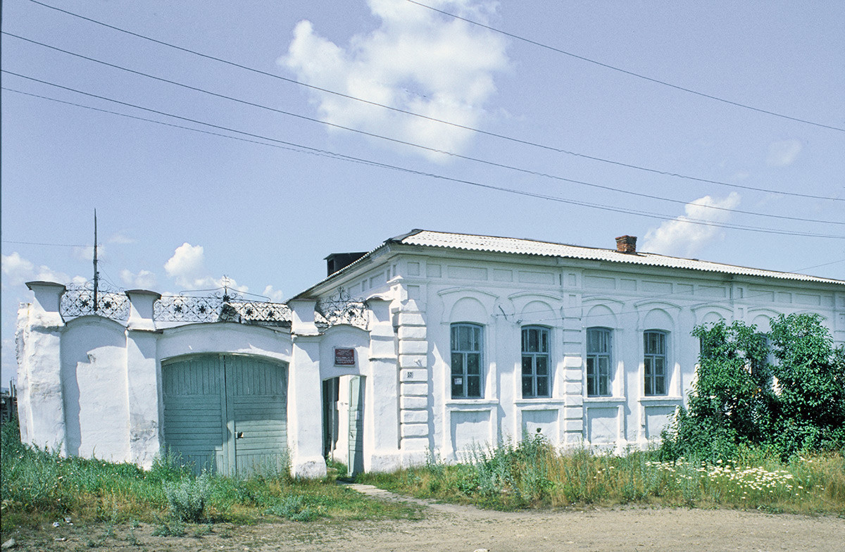 Kasli. Casa del pescadero Egor Trutnev. Construida en 1840. Puerta decorada con herrajes de Kasli. 14 de julio de 2003. 