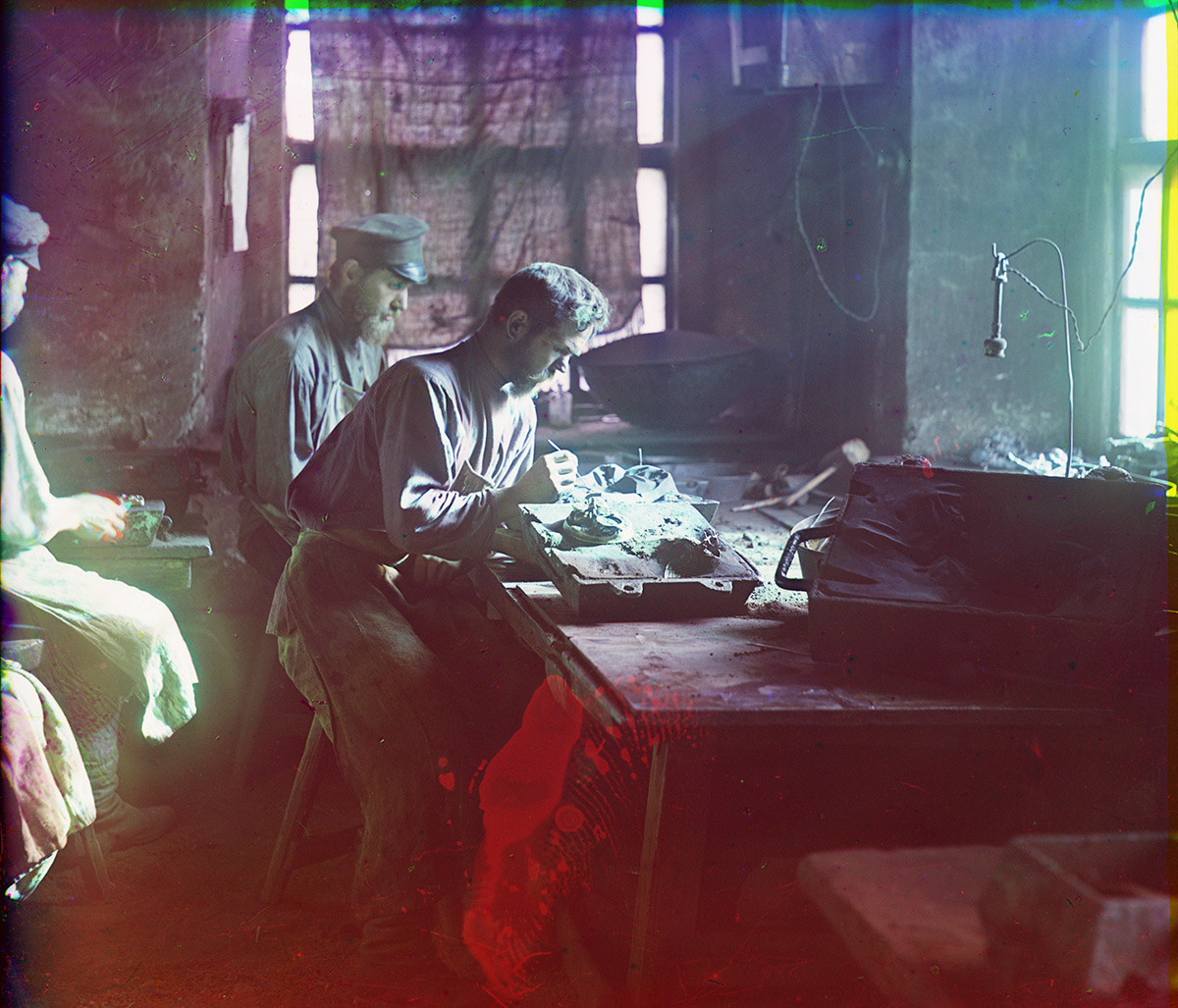 Fábrica de Kasli. Artesanos que trabajan con moldes de fundición de hierro. Verano de 1909.