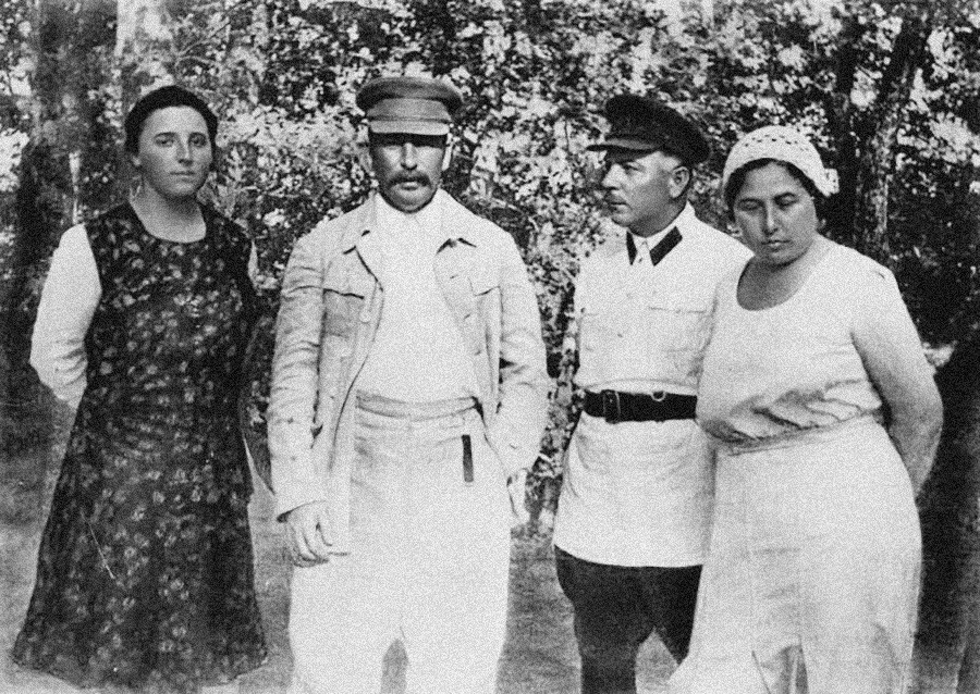たとえば、スターリン夫人のナジェージダ・アリルエワの装いはこのようなものだった。（左端）