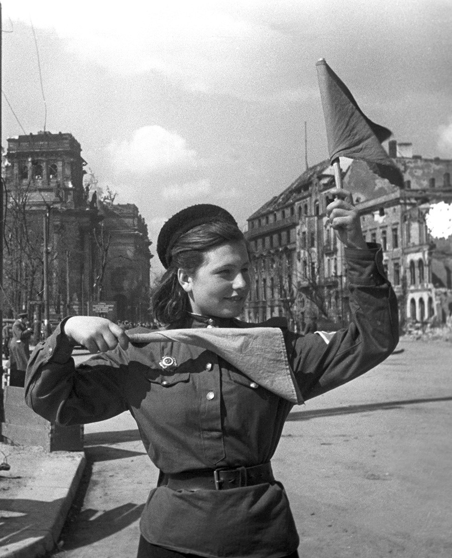 Боец Красной армии Катя Спивак регулирует движение на улицах Берлина. 