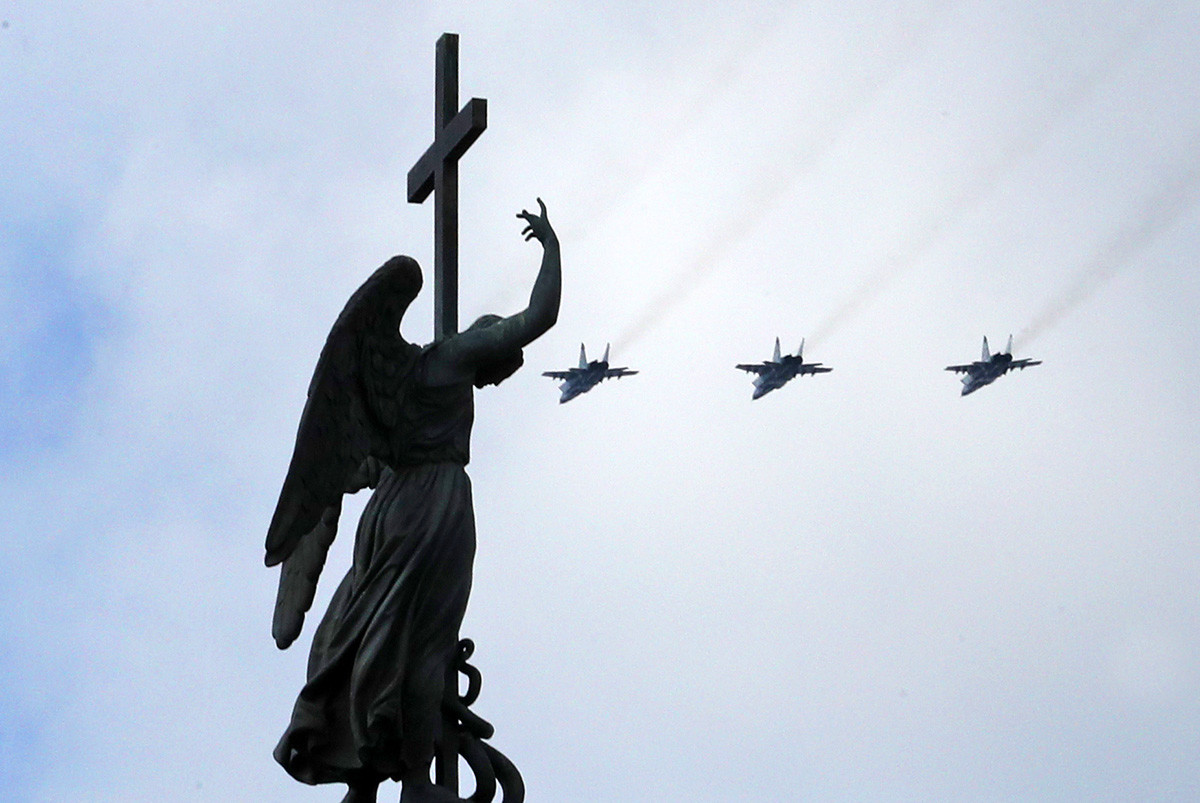 Des chasseurs survolant Saint-Pétersbourg, fin avril 2020