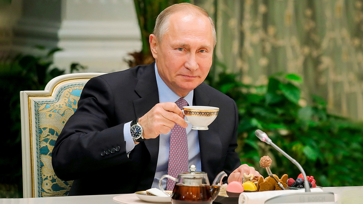 Владимир Путин пие чай

