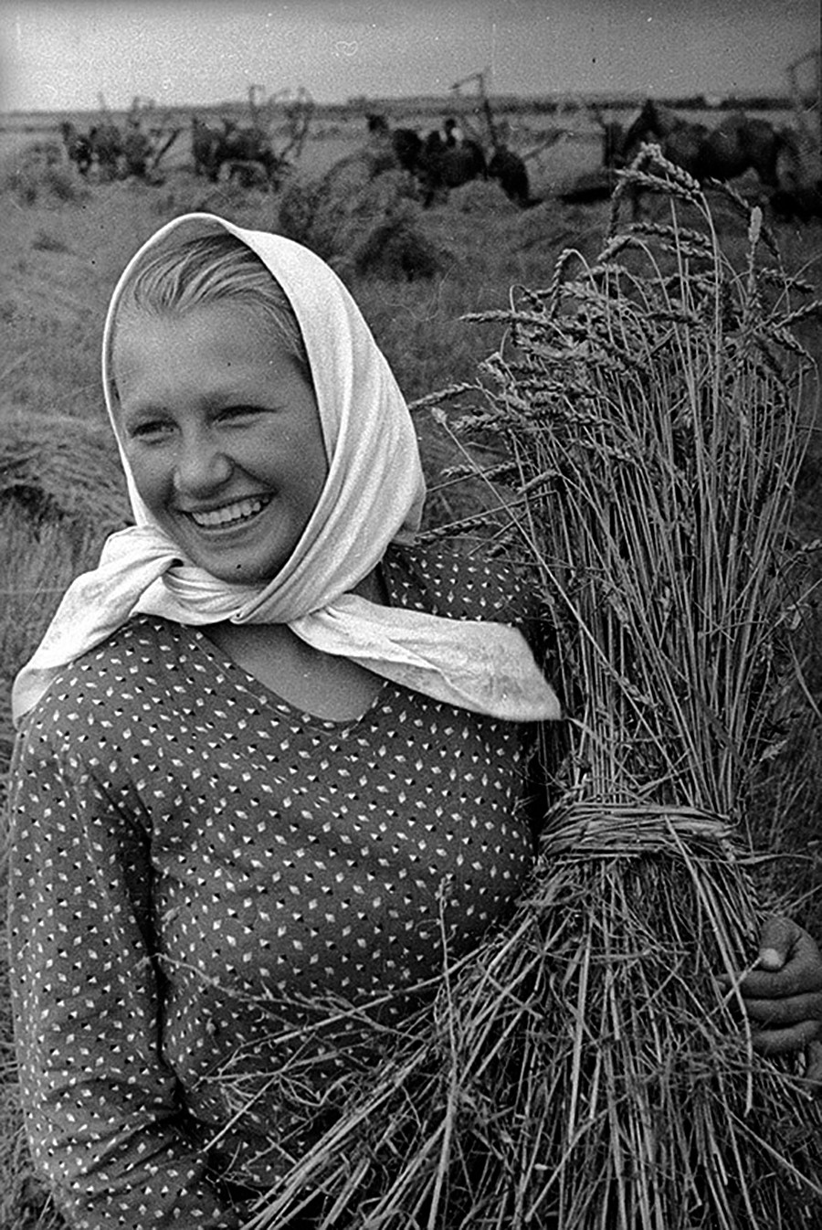 Frau mit Weizengarbe