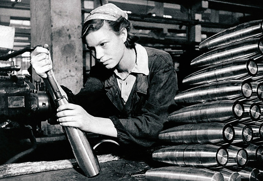 Eine Arbeiterin in der Waffenfabrik