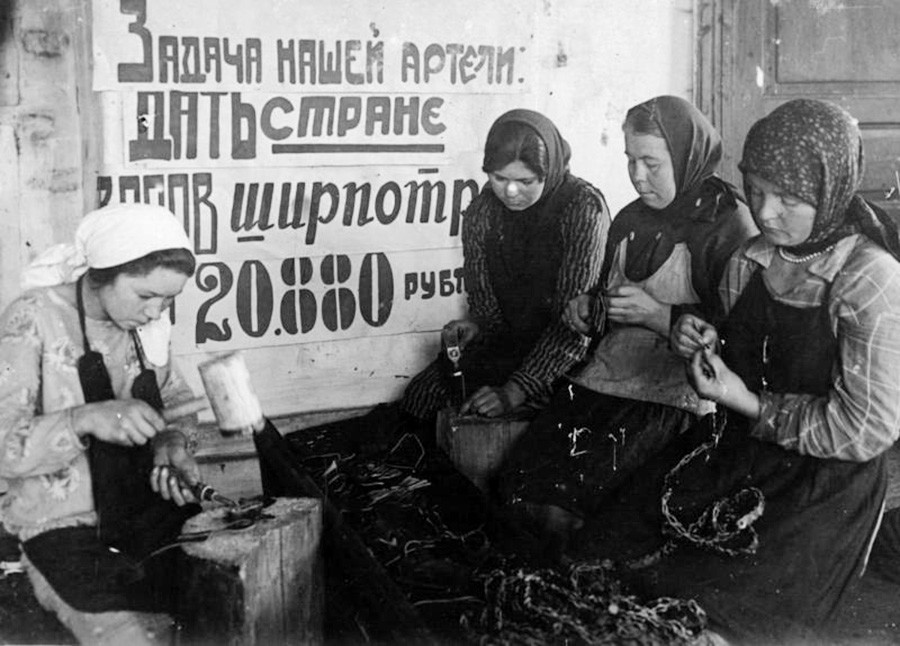Pekerja artel (salah satu dari berbagai asosiasi koperasi semasa Kekaisaran Rusia dan Uni Soviet).