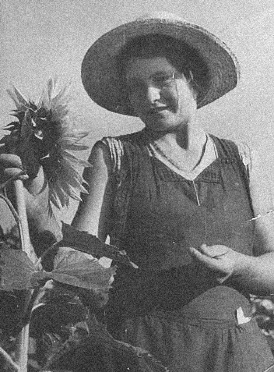 Seorang gadis dengan bunga matahari