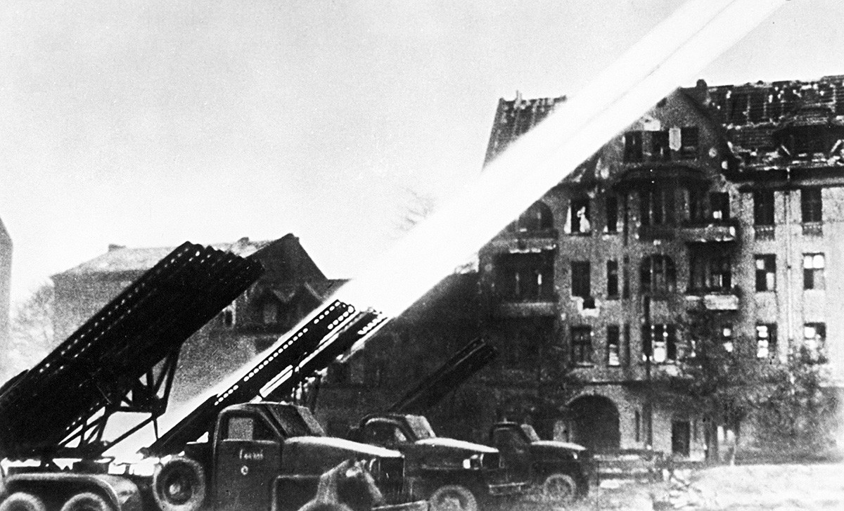 Уничтожающий огонь гвардейских минометов в Берлине.