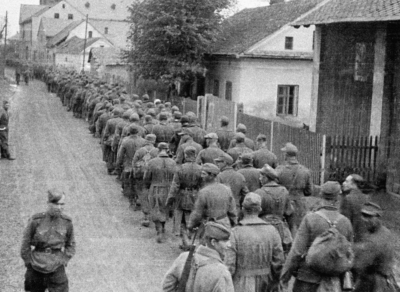 Колонна немецких военнопленных проходит по улице чешского города Хрудим.