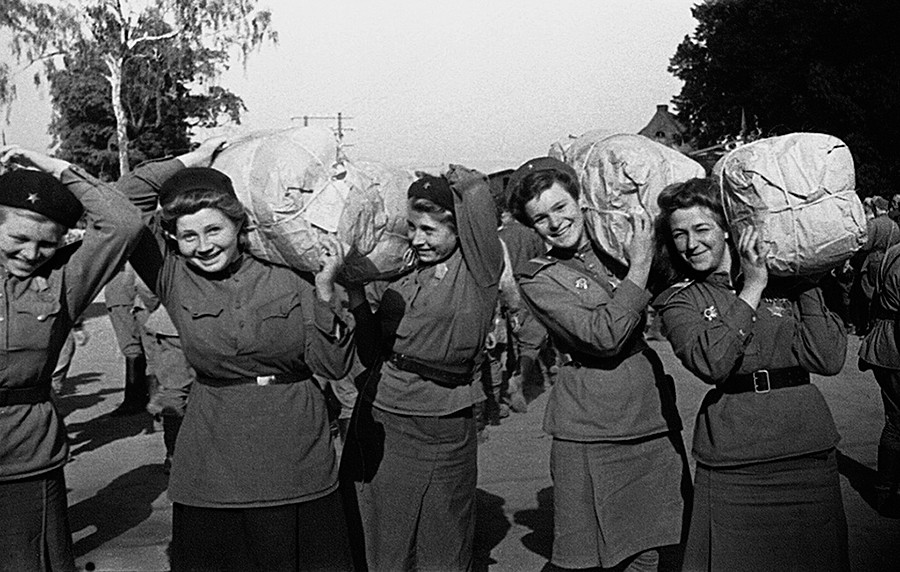 Demobilized women soldiers head home  