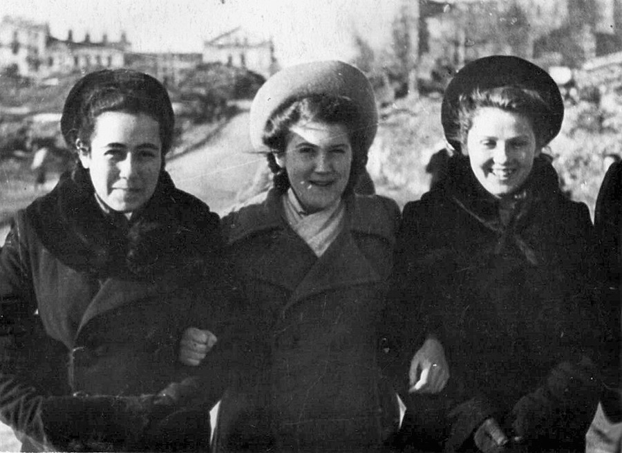 Classmates in the streets of the ruined Minsk  