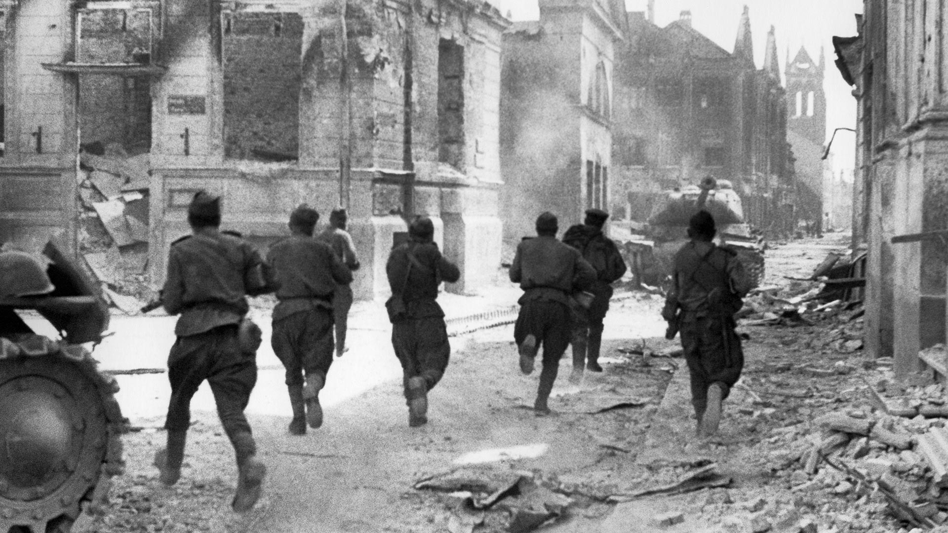 Vojnici Prvog pribaltičkog fronta naoružani automatima vode ulične borbe s njemačko-fašističkim osvajačima.

