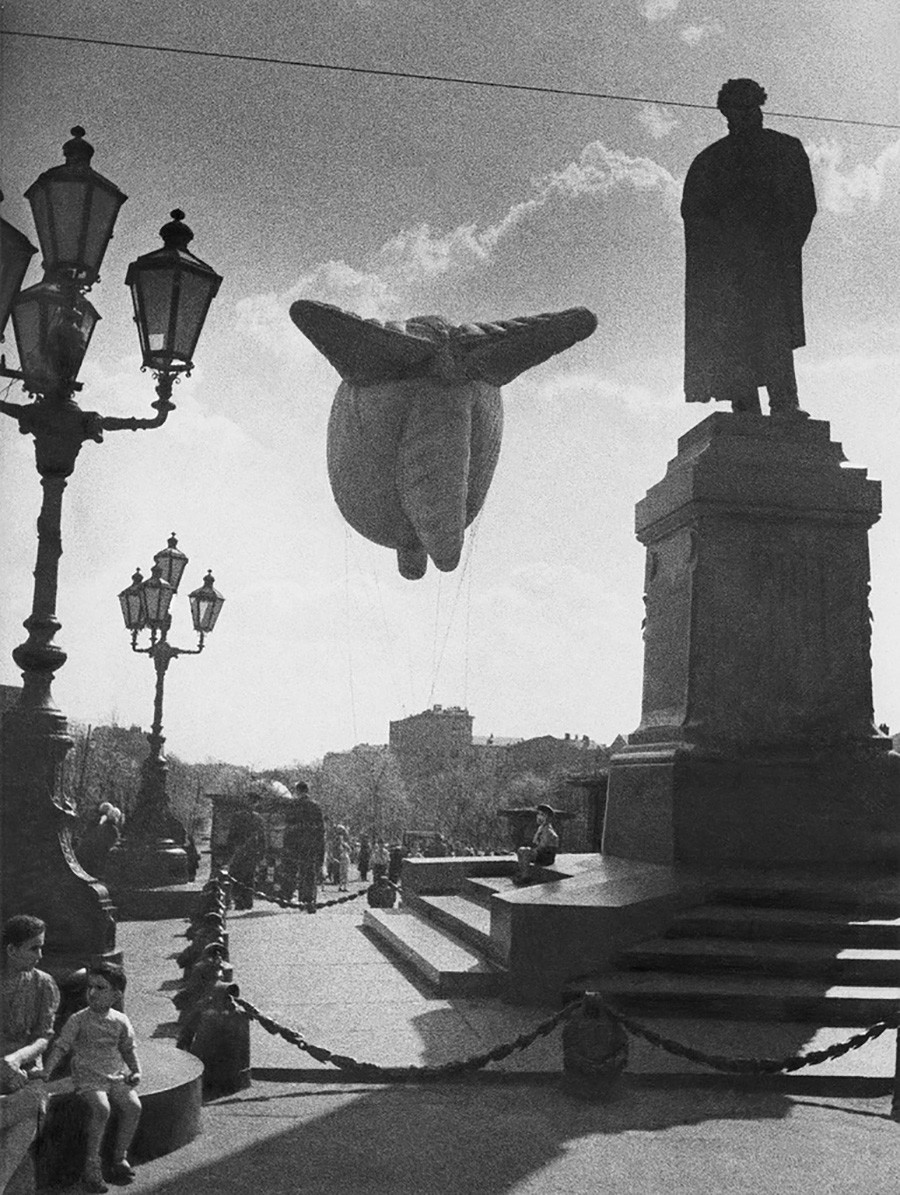 プーシキン広場の飛行船。1941年