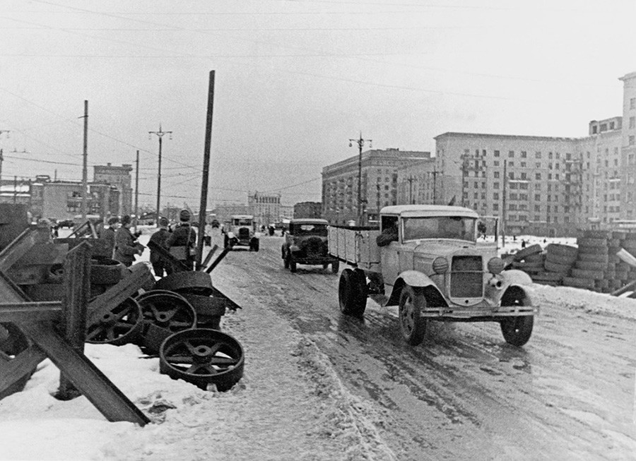 前線のモスクワ。モジャイスコエ街道、クトゥゾフ小屋のそば。1941年10月～12月 
