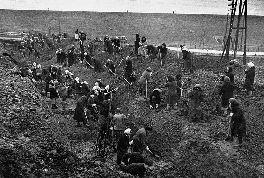 モスクワ郊外に掘られた対戦車塹壕。1941年9月～10月