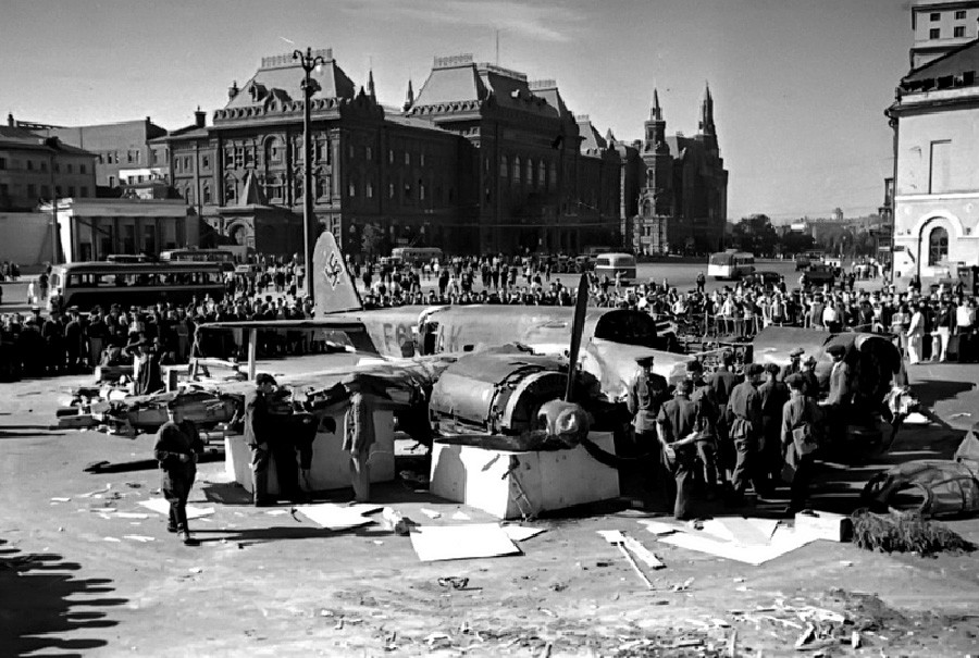 撃墜されたドイツの飛行機。スヴェルドロフ広場（現テアトラリナヤ広場）。1941年。