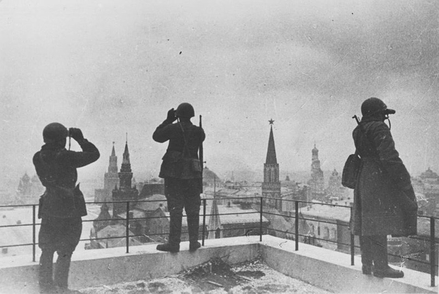 防衛戦中のモスクワ。空から来る敵を警戒する首都の守備隊