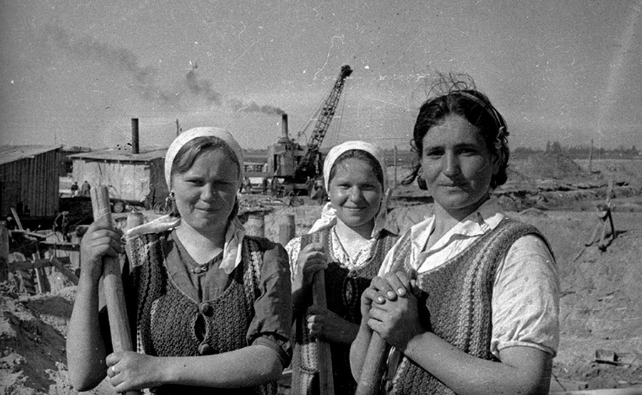 Para perempuan memegang sekop di lokasi pembangunan Kanal Dnieper-Bug.