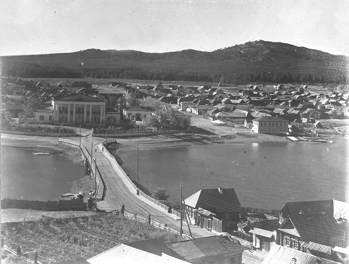 Pogled na tovarniško bolnišnico v Kištimu in delavsko naselje. Ozadje. Gora Sugomak. 1909.

