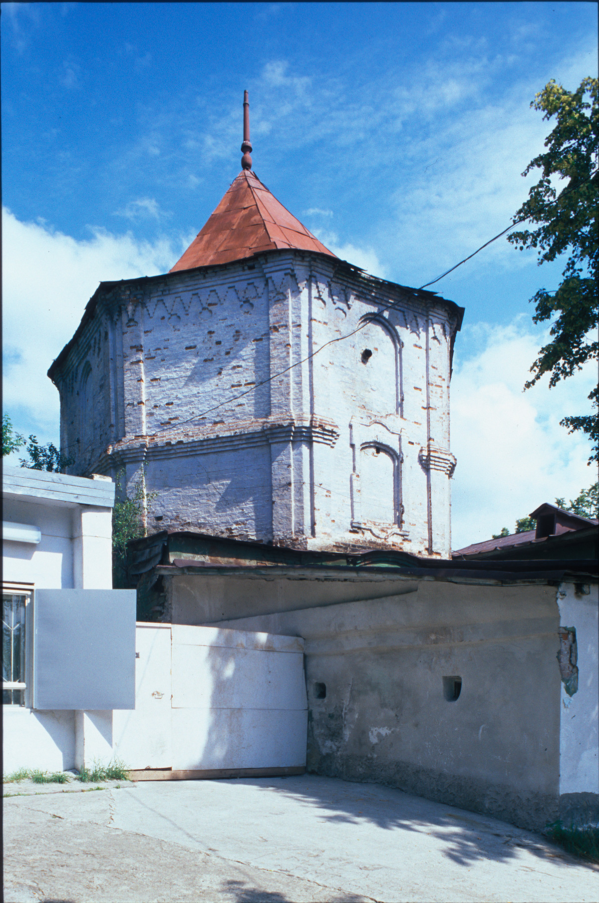 Stolp na nekdanjem posestvu Demidovih v Kištimski tovarni. Zgrajen pb. 1760 po načrtih Nikite Demidova. 14. julij 2003.
