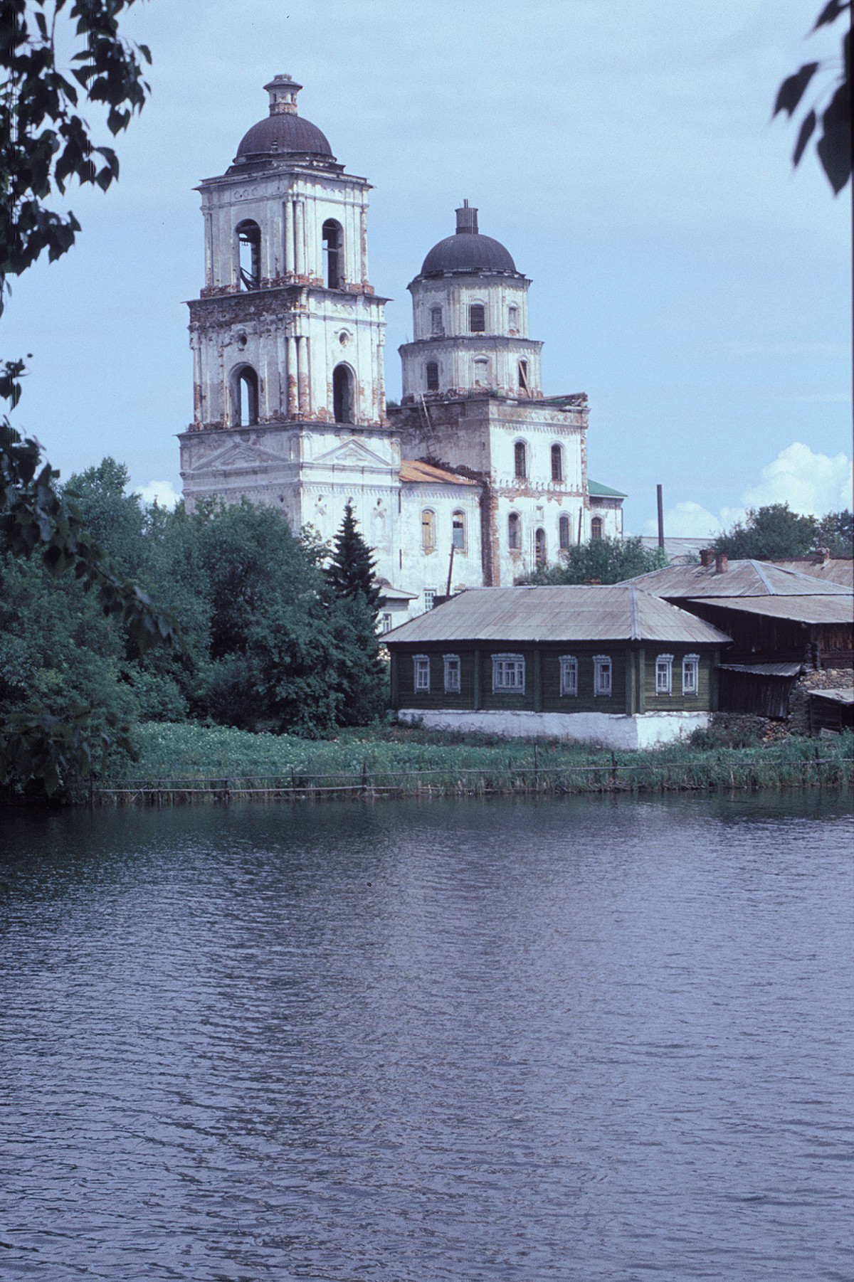 Cerkev Spusta Svetega Duha (1760–64). Pogled iz jugozahoda. 14. julij 2003.

