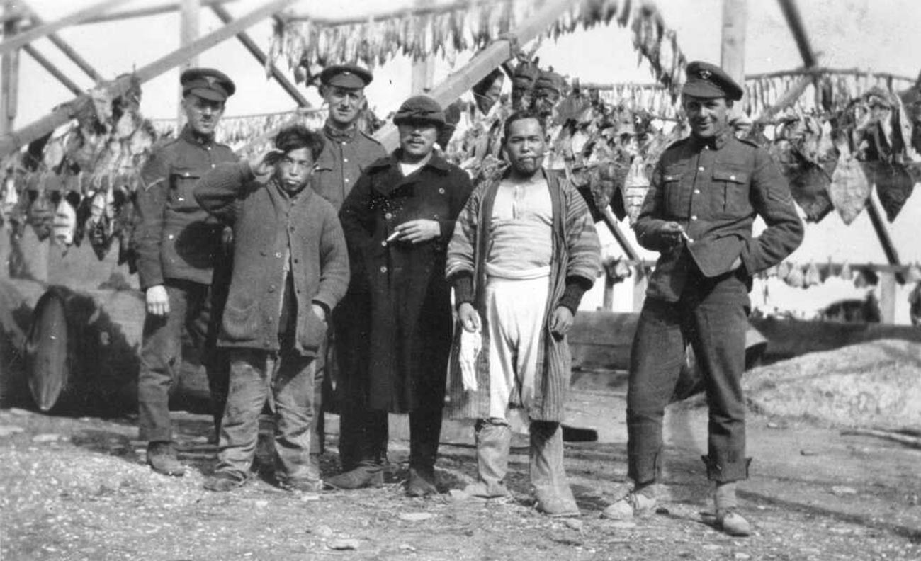 カナダ人兵士とアジア系のウラジオストク住民