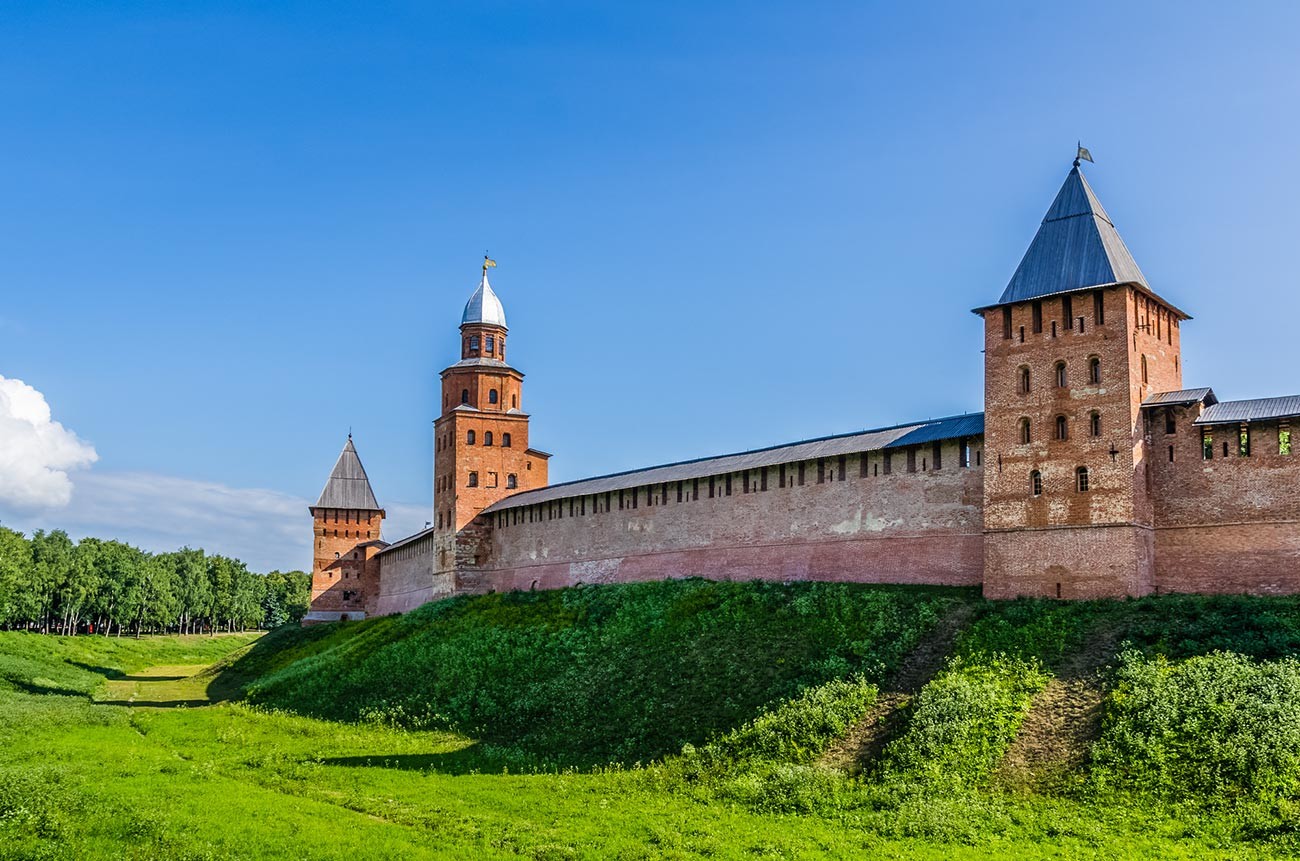 The Novgorod Detinets walls and towers