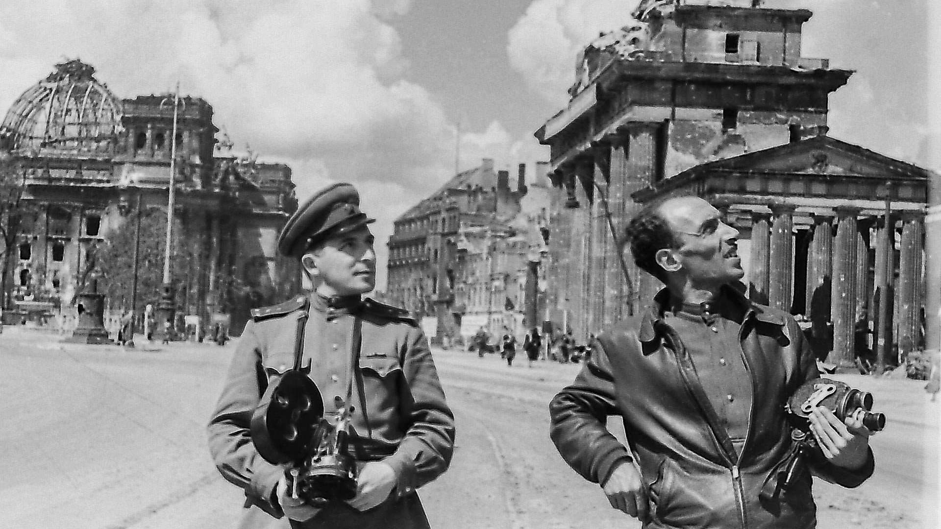 Les photographes de guerre Ilya Arons (à gauche) et Léon Mazroukho à la porte de Brandebourg. Berlin, juin 1945.